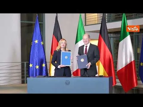 Meloni al vertice intergovernativo italo-tedesco a Berlino, la foto di gruppo con Scholz