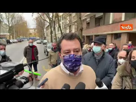 Migranti, Salvini: "70.000 sbarchi in tempo di covid non sono rispettosi per italiani"
