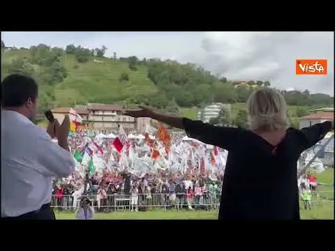 Marine Le Pen sul palco saluta i leghisti riuniti a Pontida