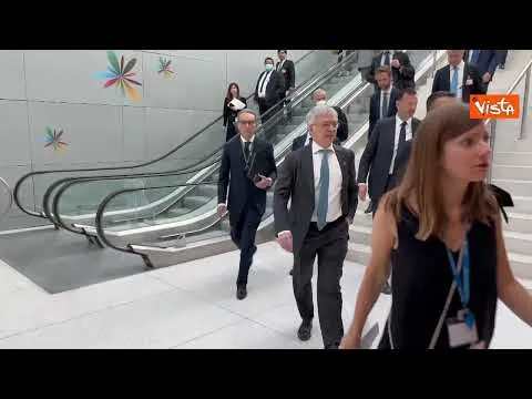 Draghi e DI Maio a Parigi per la riunione Ocse, le immagini