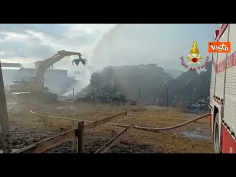 Incendio cartiere in provincia di Lucca, l'intervento dei Vigili del Fuoco