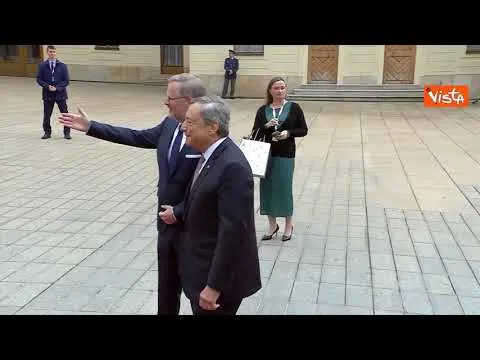 Draghi arriva al Vertice della Comunità politica europea a Praga accolto dal premier ceco Petr Fiala