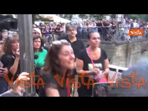 Musicista ucciso a Napoli, momenti di tensione al presidio