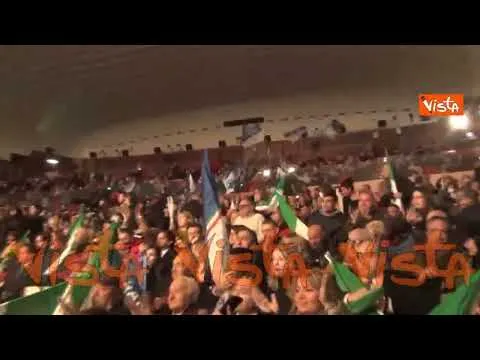 Meloni accolta da standing ovation e bandiere di FdI all'evento del centrodestra per regionali
