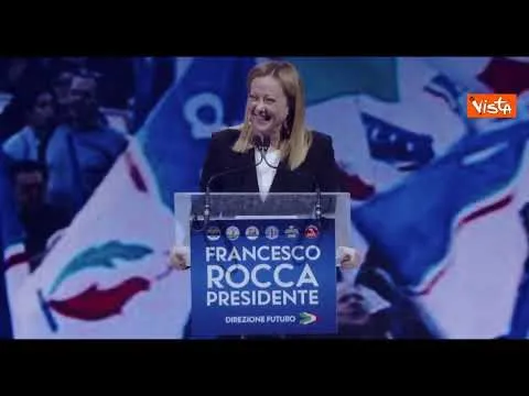 "Nun te preoccupà", Meloni sul palco risponde a chi le grida «Non abbassare la testa»