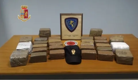 In autostrada con 19 kg di marijuana nell'auto, arrestato 79enne romano
