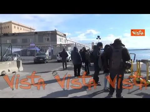 L'Ong Sea Eyes a Napoli, le immagini dell'attesa al porto