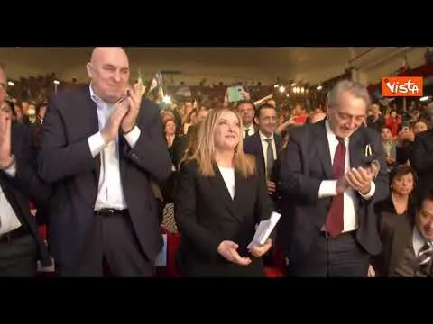 L'arrivo di Giorgia Meloni all'evento del centrodestra per Rocca, standing ovation della platea