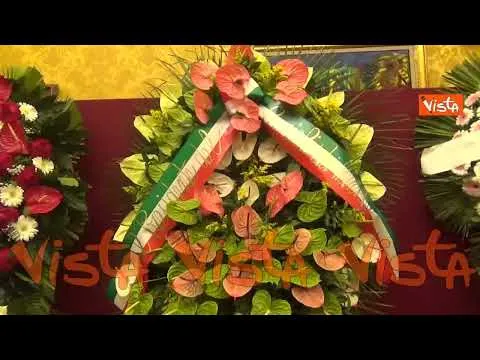 Le corone di fiori alla camera ardente di Gerardo Bianco a Montecitorio