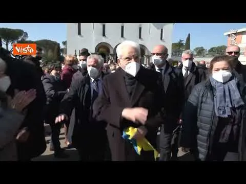 Mattarella riceve la bandiera dell'Ucraina dopo la messa a Santa Sofia a Roma
