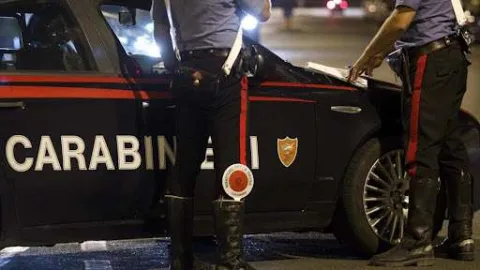 Borgia, aggredisce compagna davanti ai figli minorenni: arrestato