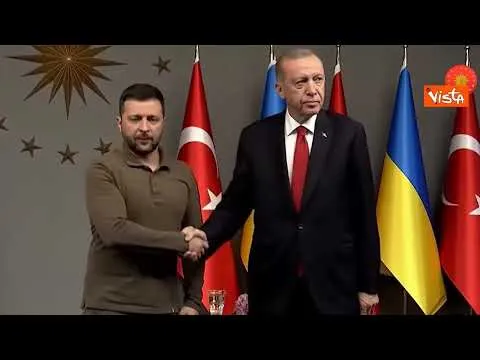 Zelensky in Turchia, la stretta di mano con Erdogan