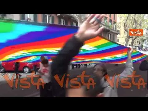 La maxi bandiera della pace alla manifestazione di Roma