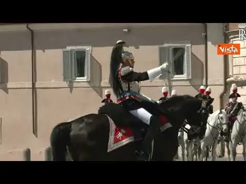 Festa della Repubblica, Mattarella assiste al cambio della Guardia d'Onore in piazza del Quirinale