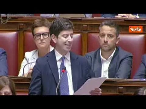 Speranza: "Non eravamo di certo noi a fare l'occhiolino ai no vax"