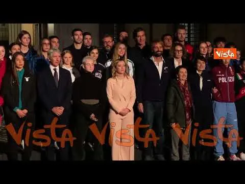 "Fate cheese", l'invito di Meloni agli atleti in posa contro la violenza sulle donne a Palazzo Chigi