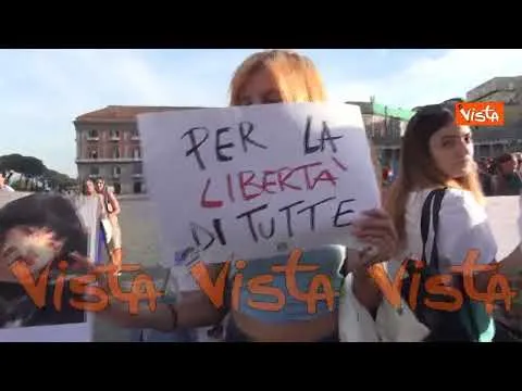 Manifestazione per le donne iraniane a Napoli, le immagini