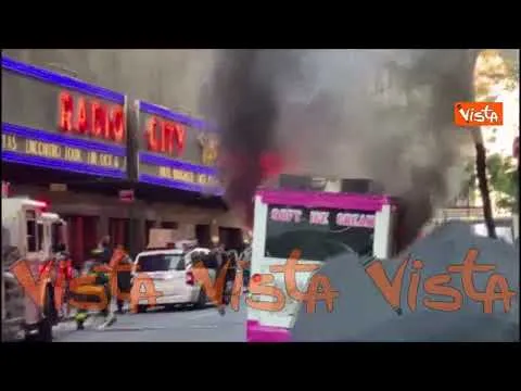 In fiamme un furgoncino dei gelati sotto al Radio City Music Hall di Manhattan, a New York