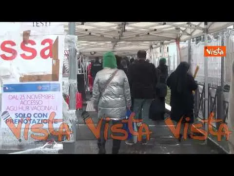 Hub vaccinali, a Roma in fila anche di domenica