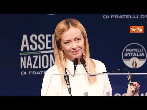 "Non sarà un'avventura". Meloni cita Battisti all'assemblea di FdI