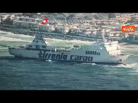 Motonave arenata sulle coste siciliane, la Guardia Costiera all'opera