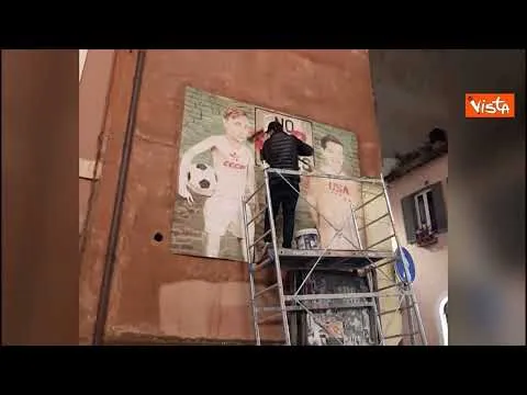 "Diamo un calcio alla guerra" il murale a Roma che ritrae Putin e Biden per la pace in Ucraina