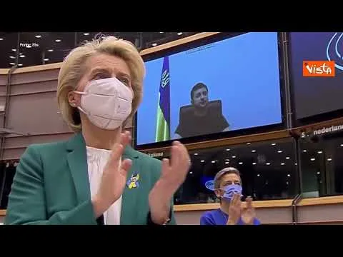 Ucraina, standing ovation del Parlamento europeo per l'intervento di Zelensky
