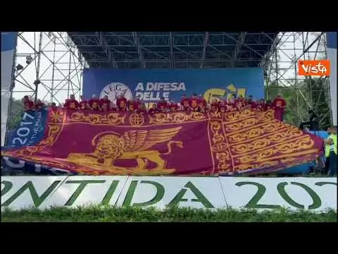 La bandiera con il Leone di San Marco srotolata sul palco di Pontida