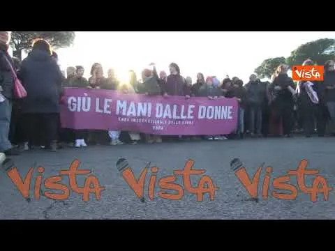 La bandiera della Palestina sventola alla manifestazione contro la violenza sulle donne a Roma