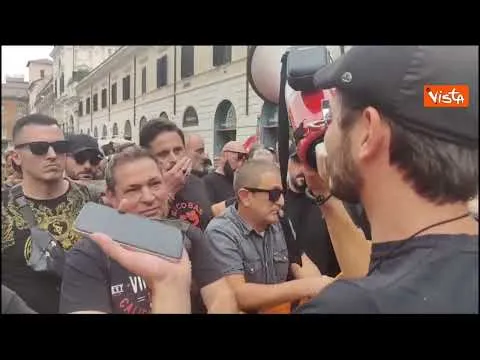 Protesta contro taglio reddito cittadinanza, scontri in piazza Santi Apostoli