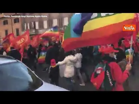 Ucraina, la manifestazione per la pace a Roma. Il corteo sfila per le vie del centro