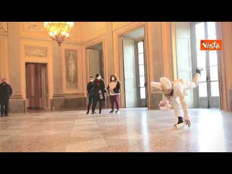 ll Bianconiglio di Alice nel Paese delle Meraviglie danza nella Villa dei Savoia a Monza