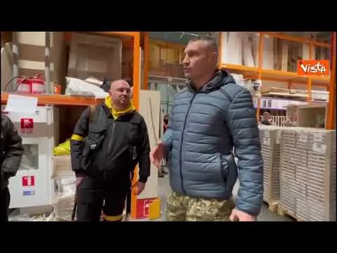Ucraina, il sindaco di Kiev visita deposito di aiuti umanitari: "Grazie a tutti per l'aiuto"