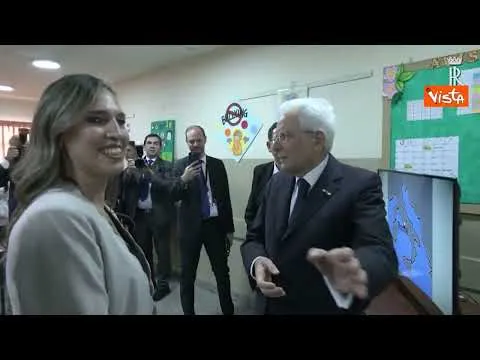 Mattarella accolto dagli applausi in una scuola del Paraguay