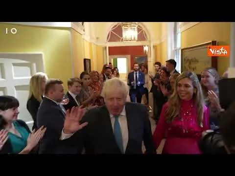 Boris Johnson esce da Downing Street accompagnato dagli applausi