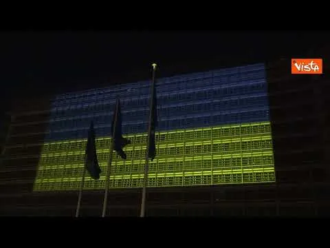 Giornata dell'Europa, la sede della Commissione Ue illuminata di gialloblu per omaggiare l'Ucraina