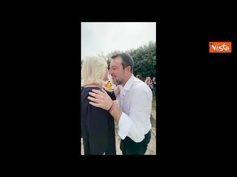 Marine Le Pen arriva a Pontida, Salvini le dona libro sui ponti più famosi