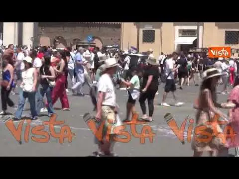 Caldo a Roma, gelato e ombrellini per rifugiarsi dal sole in strada