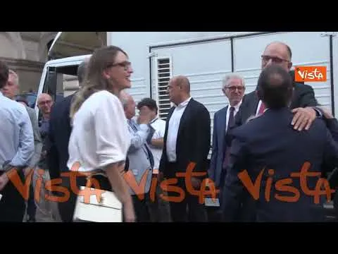 Abbracci e selfie per Letta dietro le quinte del comizio a Piazza SS Apostoli a Roma