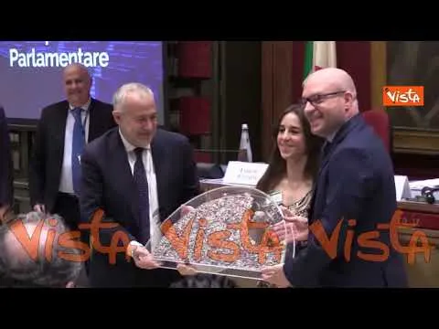 La consegna del Ventaglio dell'Associazione Stampa Parlamentare al Presidente della Camera Fontana