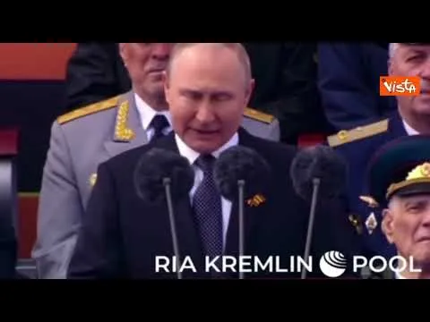 Giorno della Vittoria in Russia, Putin ai militari: "State combattendo per libertà"