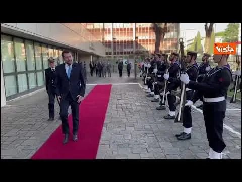 Salvini visita Centrale Operativa della Guardia Costiera