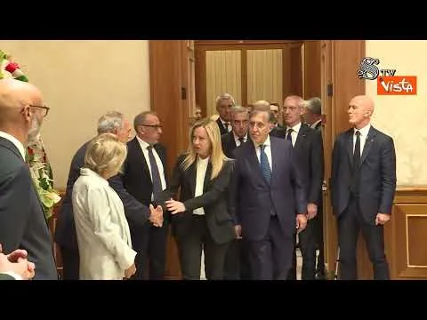 Meloni alla camera ardente di Napolitano omaggia la moglie Clio e i famigliari