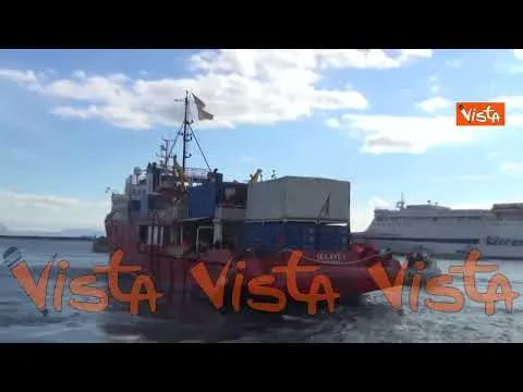 Un applauso di benvenuto per i migranti a bordo della Sea Eya 4, attraccata nel porto di Napoli