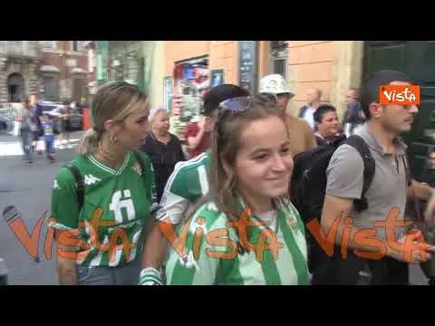 Tifosi Betis Siviglia in giro per il centro di Roma, le immagini con i cori e le maglie biancoverdi