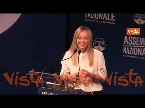Standing ovation per Meloni all'Assemblea Nazionale di Fratelli d'Italia e lei scherza con la stampa