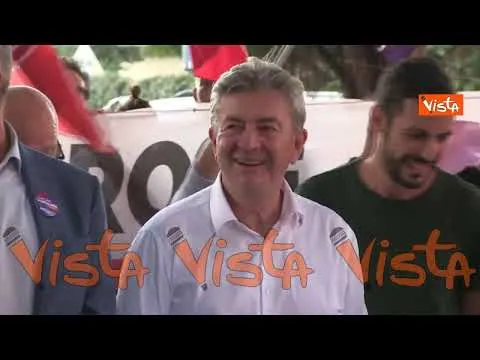 Mélenchon a Roma con Unione Popolare, pugno chiuso insieme a De Magistris al coro “Resistenza!”