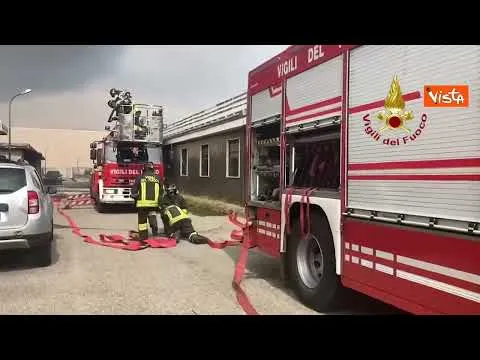 Maxi incendio in azienda chimica a San Giuliano Milanese, un'enorme nube di fumo sovrasta la zona