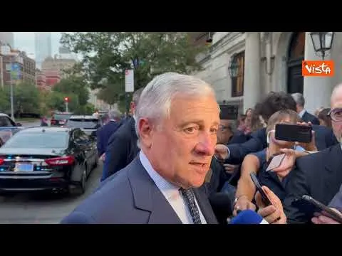 Tajani: "Anche l'Europa inizia a comprendere la drammatica situazione migranti"