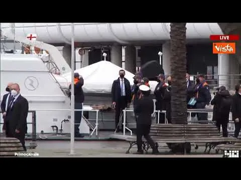 Draghi a Genova, l'arrivo su una motovedetta al porto antico